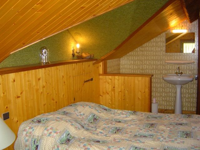 chambre indépendante sur palier avec coin toilette